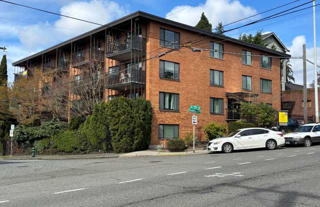 7101 LIVE A HALF MILE TO GREEN LAKE & 3 BLOCKS TO THE ROOSEVELT LIGHT RAIL