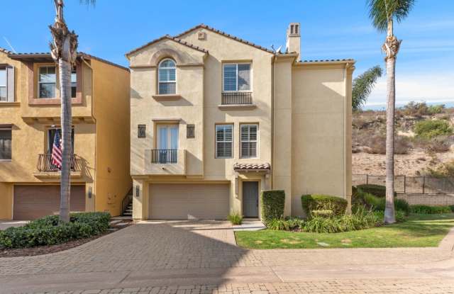 Beautiful 3B/2.5BA w/ attached garage and Washer/Dryer in Mission Valley!