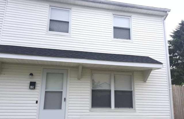 "Charming 2-Bedroom Townhouse". - 15 Lerner Court, Camden County, NJ 08081