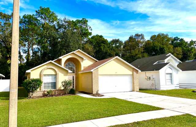 Great 3/2/2 in small subdivision - 2917 Autumn Run Ct