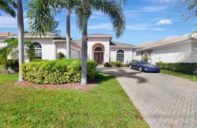 447 Pine Tree Court S