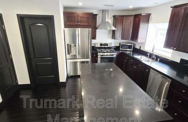 Photo of 12426 Moorpark St