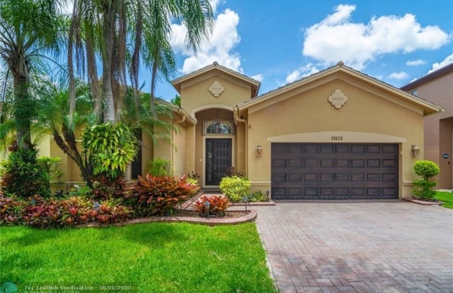 19436 S WHITEWATER AVE - 19436 South Whitewater Avenue, Weston, FL 33332