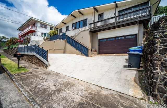 Photo of MOANALUA GARDENS 3BR/2BA/1 Assigned parking, plenty of street parking.