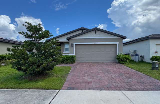 3 Bedroom 2 Bath with Double Car Garage in Poinciana!