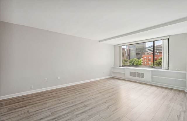 Spacious  Bright Studio at River Place