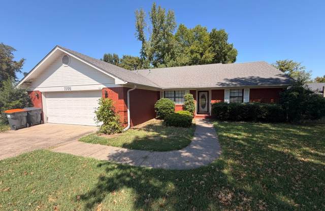 This 3-bedroom, 2-bathroom house on the west side of Russellville, AR