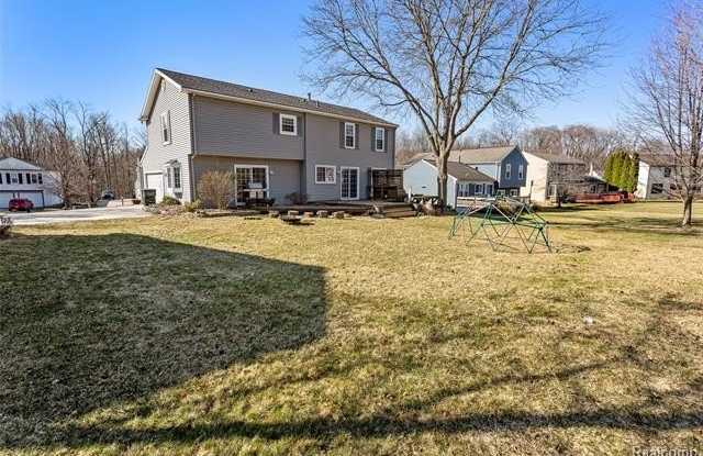 2244 N FAIRVIEW Lane