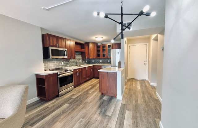 Beautiful 1 bed 1 bath executive condo! Heated parking, gym, sauna!