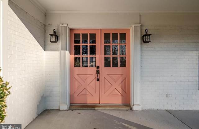 641 W COUNTRY CLUB DR