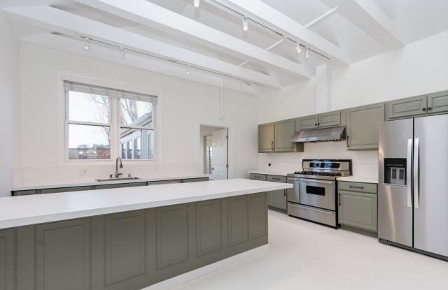 3 Bed / 2 Bath pet friendly large and sunny unit on 24th St in Noe Valley. YouTube tour!