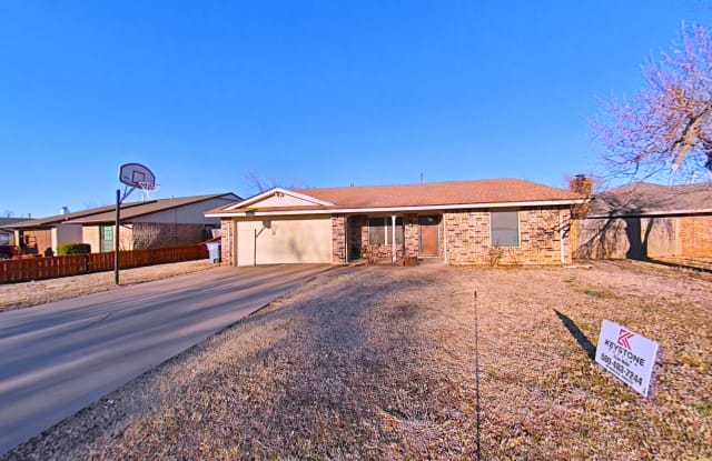 6823 Northwest Willow Creek Drive - 6823 Northwest Willow Creek Drive, Lawton, OK 73505