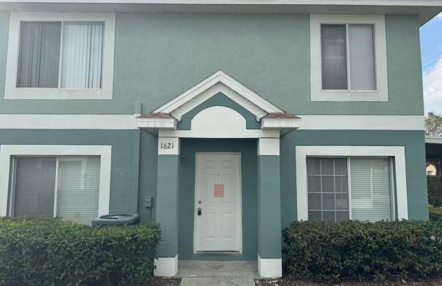 1621 Fluorshire Dr – GATED END UNIT TOWNHOME IN BRANDON