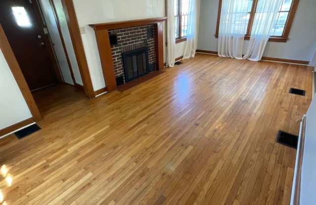 5 Bed 2 Bath House Downtown!! **AVAILABLE AUGUST 2027**