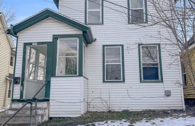 Three Bedroom Eco-Bee Available Now Close to Downtown!