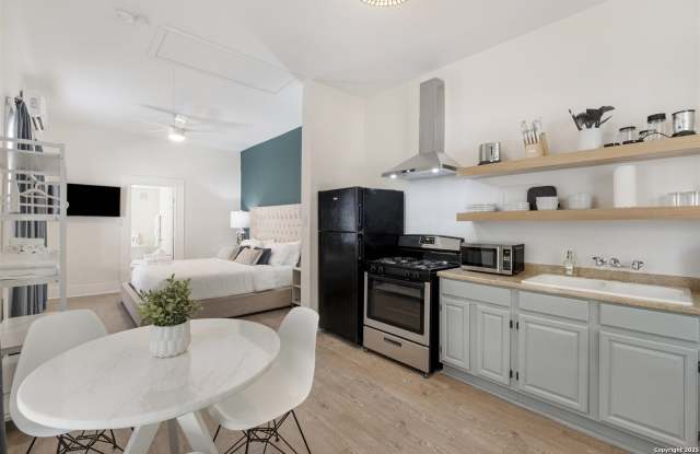 302 E Cevallos
