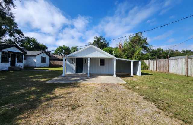 201 Kincaid St Pensacola, FL 32507 MOVE IN SPECIAL!! Waived $350 Cleaning Fee!!!!!