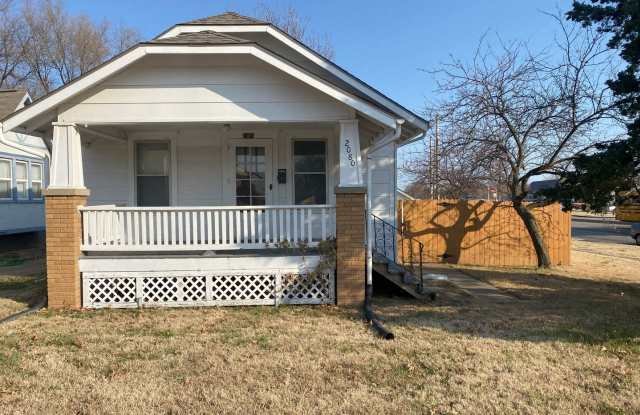 2+BR Across the street from Washburn University. Perfect for students or professor