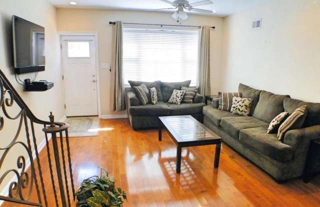 2533 S ROSEWOOD STREET