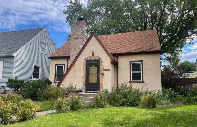 The Cutest 3-Bedroom Tudor - One Block From Como Golf Course