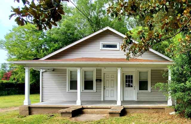 Lovely 2 Bedroom with a Large Yard!