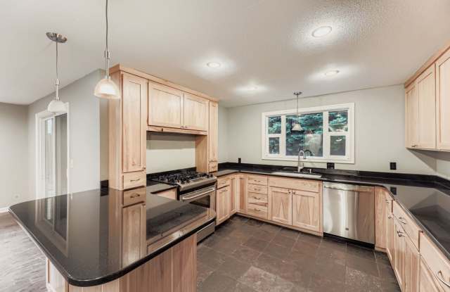 Amazing 4bed/2bath Home with Attached Garage in Kirkland!