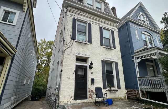 5 Bedroom House Available Next to UC Campus