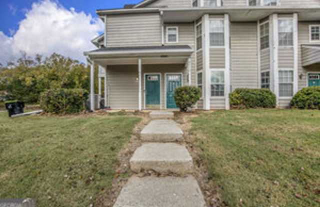 Like New! 2 bedroom 2 bathroom end unit condo! Must see!