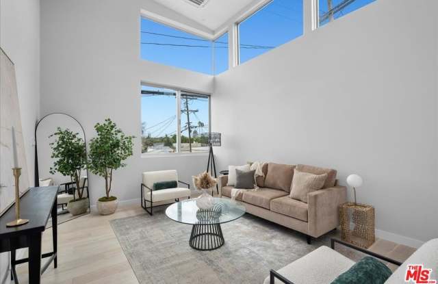 541 Rose Ave unit: Loft