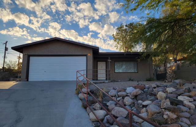 3 Bdrm House with Fireplace !!