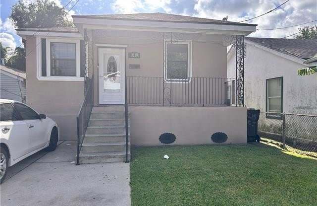 Photo of 3219 LEONIDAS Street