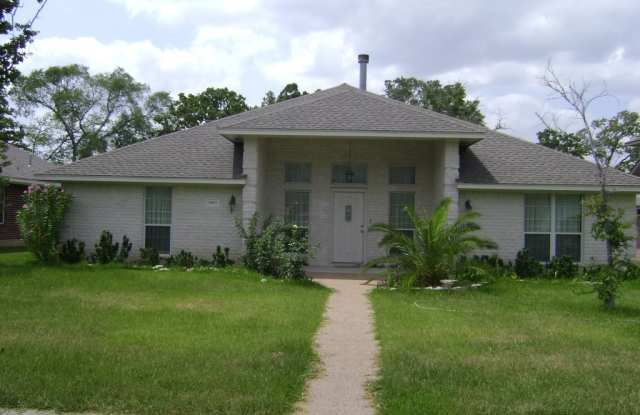 College Station - 5 bedrooms / 3 bath house / Garage / Fenced in back yard.