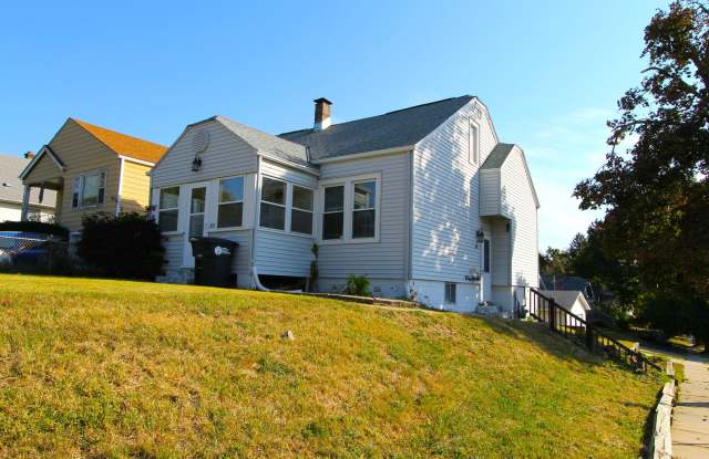 Large 3 bedroom with Open Floor Plan! Close to all the shopping and dining of Aksarben! Close to UNO campus.