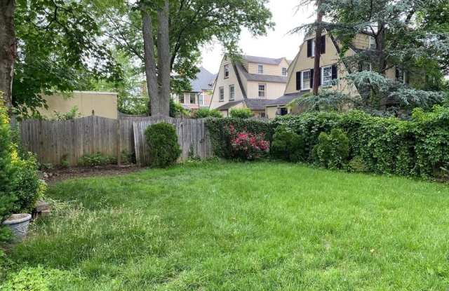 453 W LANCASTER AVENUE