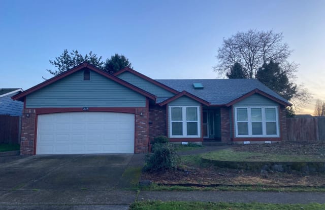 214 Hillsdale Dr - 214 Hillsdale Drive, Newberg, OR 97132