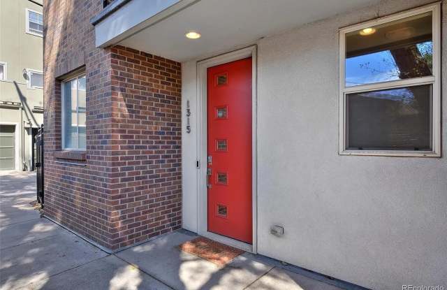 Charming 2BR Townhome in Denver