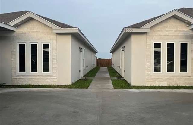 Photo of 1006 N Clarence Avenue