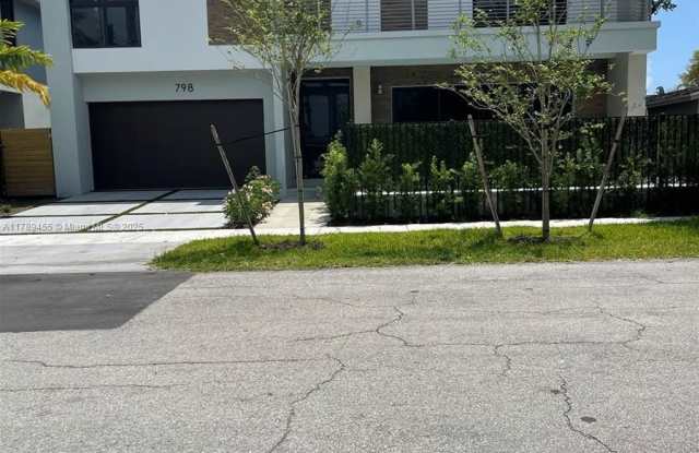 798 SW 8th Way