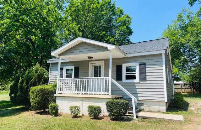 Cute and cozy! Private cottage, front porch, newly renovated, large kitchen, large outbuilding, prime location, must see! - 25 North Sanford Avenue, LaGrange, GA 30241