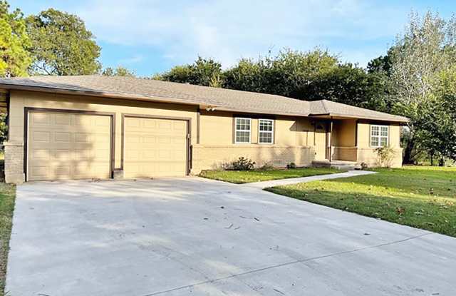 Photo of Great 4 Bdrm 2 Bath Home for Lease in Gainesville, Tx