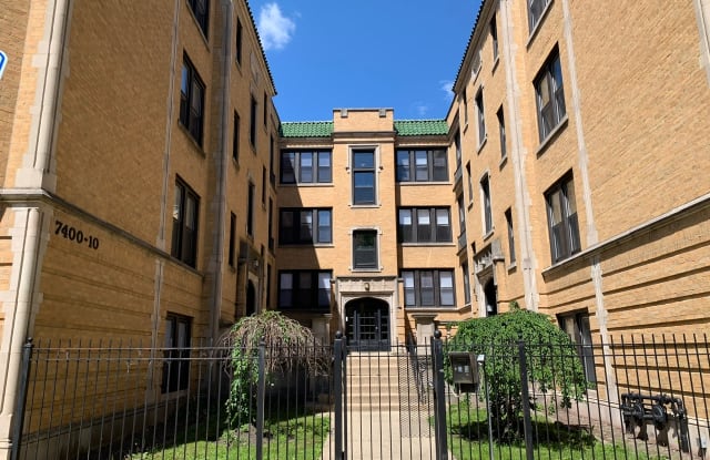 7402 N Damen Ave - 2 - 7402 North Damen Avenue, Chicago, IL 60645