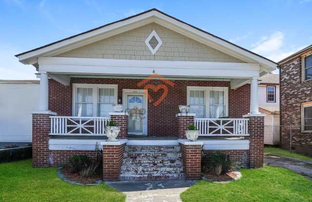 **Charming 1920s Single-Family Home with Private Parking in the Heart of Charleston**