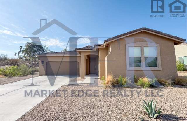 2Bed/2Bath Gated Turnkey Home in Wickenburg! Ready for Immediate Move-In! -- 4 CAR GARAGE!