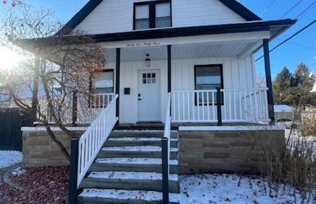 Photo of 3 bedroom, 2.5 bath - Modern Home in Wyandotte!