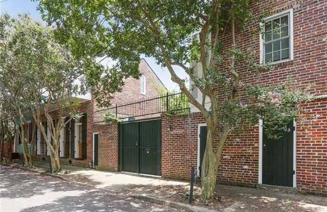 1124 BARRACKS Street