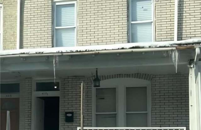 823 1/2 W Washington Street