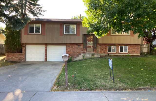 STUDENTS WELCOME! 5 Bedroom 3 Bathroom Bi-Level Single-Family Home in Midtown Fort Collins