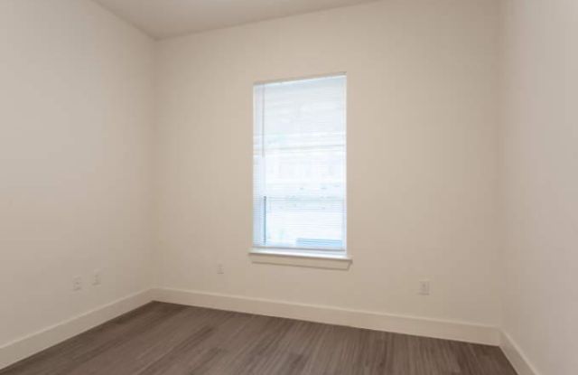 1638 E 2nd St, #2018