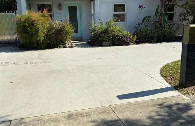 Photo of 705 E 9th Ct