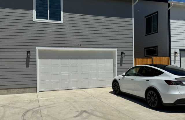 New 4 Bed / 2.5 Bath Duplex! $500 Amazon Gift Card! First 1.5 Month's Rent Is Free!